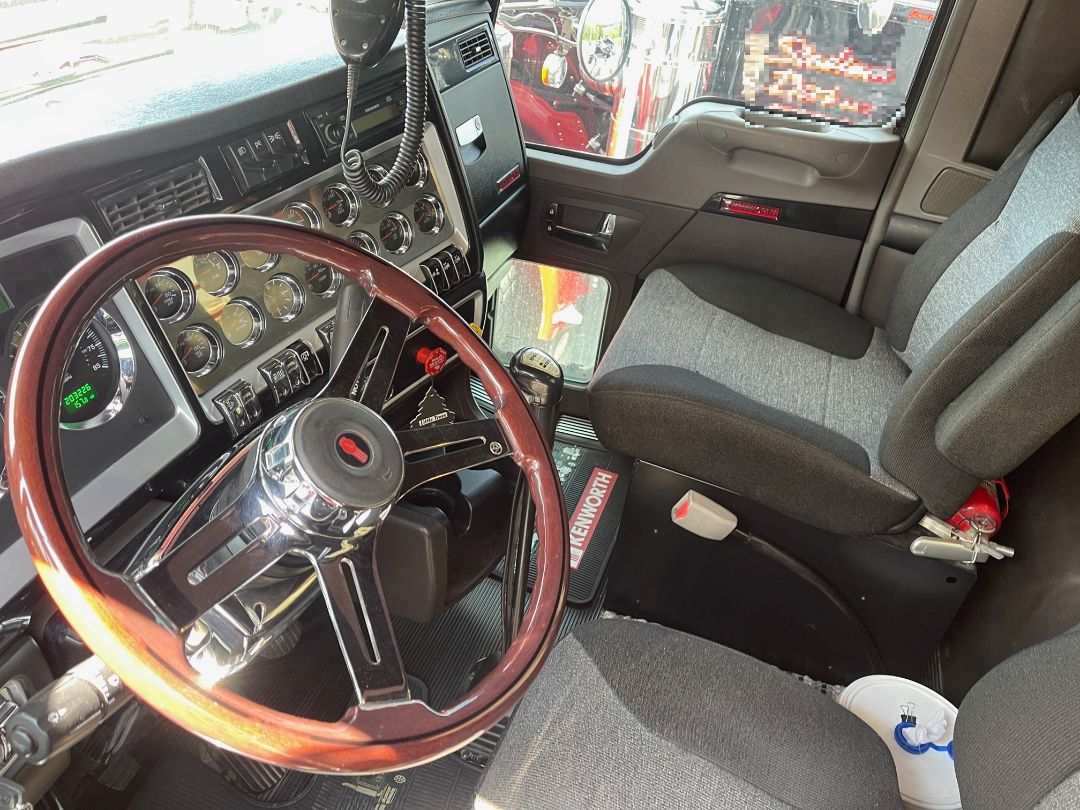 2009 KENWORTH W900L Heavy Hauler - Image 24